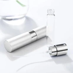 Scenty - Parfum Verstuiver Navulbaar - Mini Parfum Flesje - Reisflesje - Zilver 12 Scenty - Parfum Verstuiver Navulbaar - Mini Parfum Flesje - Reisflesje - Zilver -Parfumwinkel 1200x1200 510
