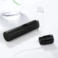 Scenty - Parfum Verstuiver Navulbaar - Mini Parfum Flesje - Reisflesje - Zwart -Parfumwinkel 1200x1200 537