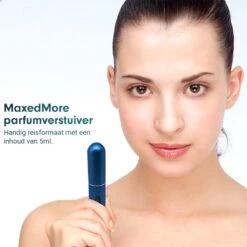 MaxedMore Navulbare Parfumverstuiver 5ml Blauw - 65 Keer Spraybare Parfum Verstuiver - Hervulbaar Tasverstuiver Voor Parfum - Meeneem Mini Geur Flesje Voor Op Reis - Lipstick Formaat Navulbaar Parfumflesje -Parfumwinkel 1200x1200 567