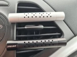 Autoparfum - Luchtverfrisser Auto - Inclusief 5 Geuren - Luxe Design - ZWART - Hervulbaar - Fris -Parfumwinkel 1200x899 1