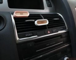 Eco Autoparfum ZWART - 2 Stuks!! - Luxe Auto Luchtverfrisser - Voor Luchtrooster - Autogeur -AutoVerfrisser - Trendy Design - VentilatieroosterMonteerbaar - Herbruikbaar - AutoLuchtje - Geurverfrisser - Eco Friendly - Biologisch Afbreekbaar -Parfumwinkel 1200x948 4