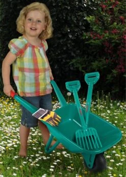 Klein Bosch Kruiwagen Met Tuingereedschap -Parfumwinkel 855x1200 1